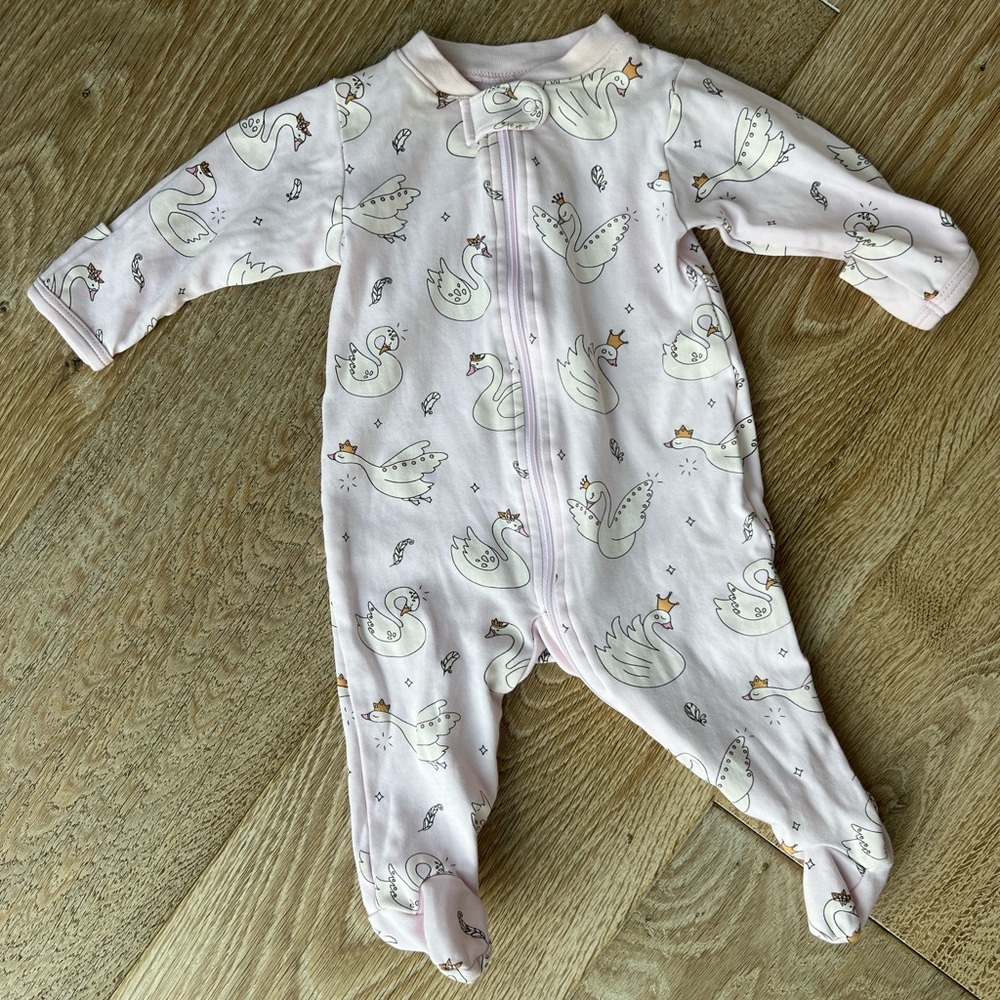 Noomie 0-3 month swan print footie baby pajamas